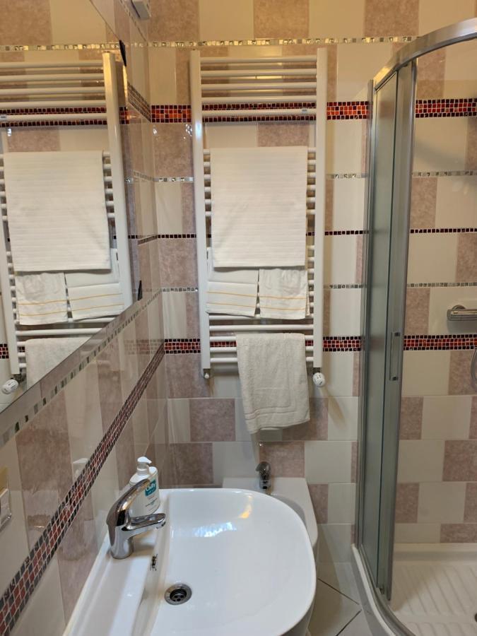 Camera Familiare con Bagno Privato Esterno