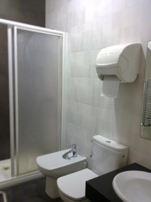 Camera Doppia con Letti Singoli e Bagno in Comune