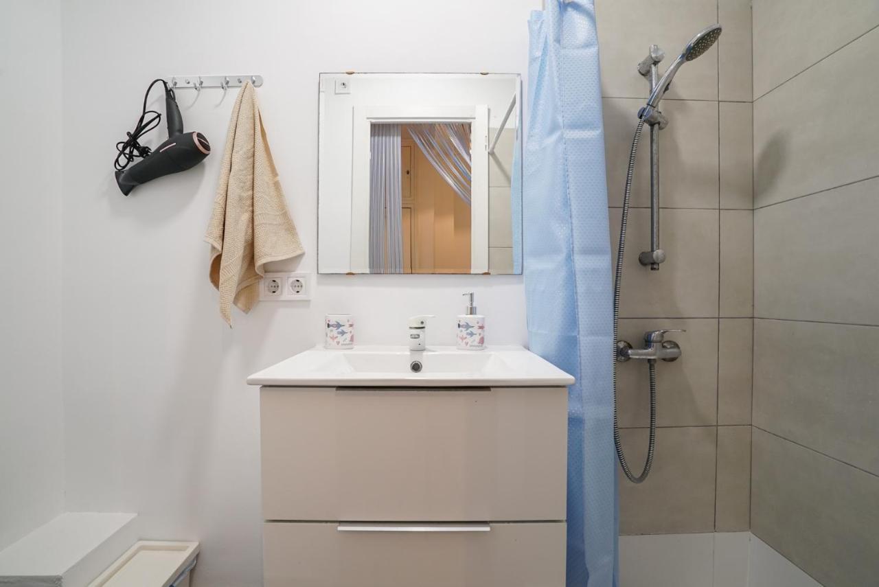 Family Room with Private Bathroom,1045402375:JPEG