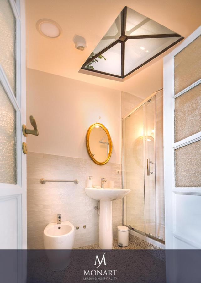 Deluxe King Room with Balcony,1053259000:JPEG