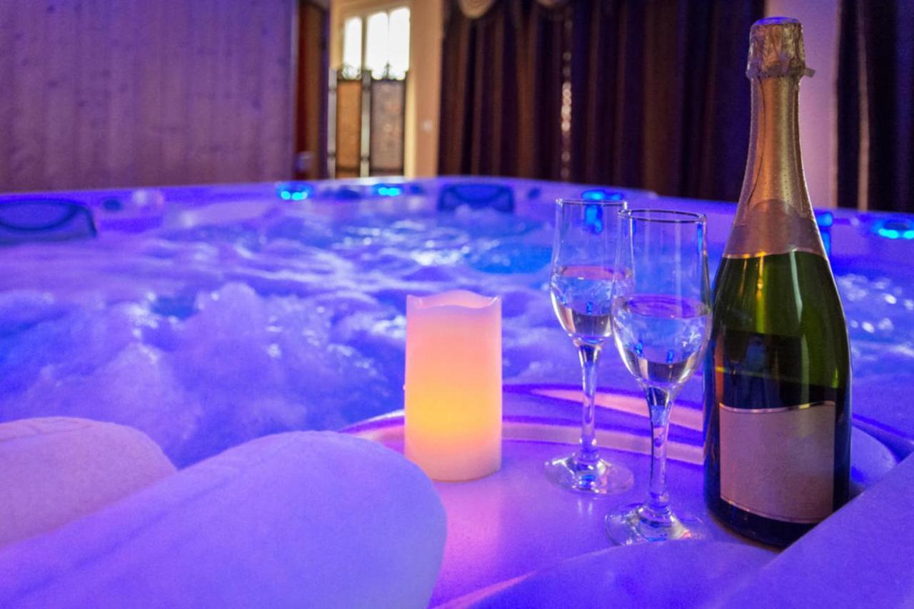 Suite with Spa Bath,1053928720:JPEG
