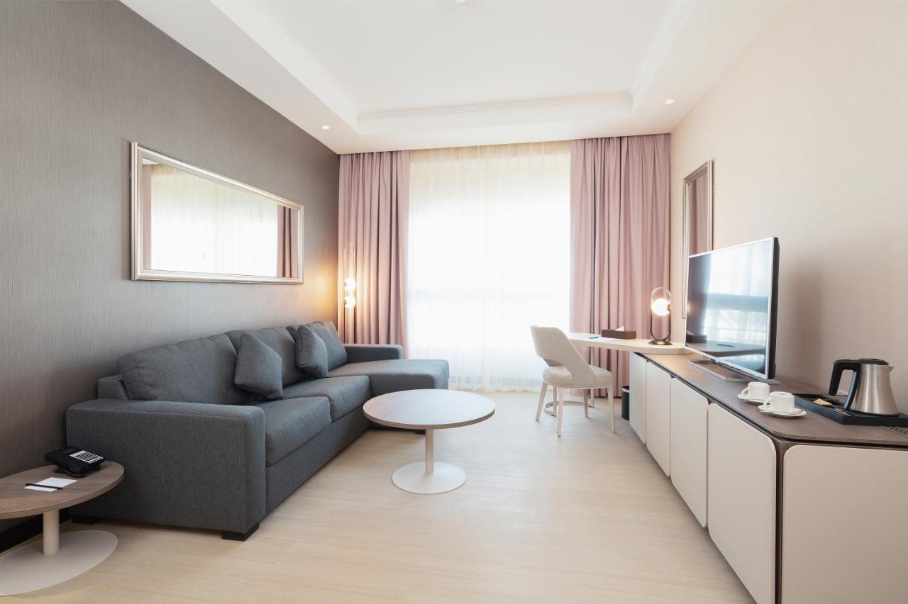 Suite Premium Level with Lounge Access
