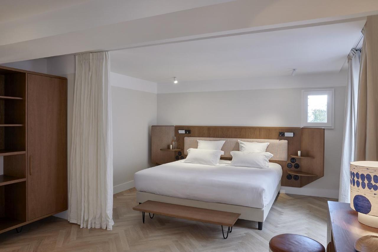 Double Room Signature