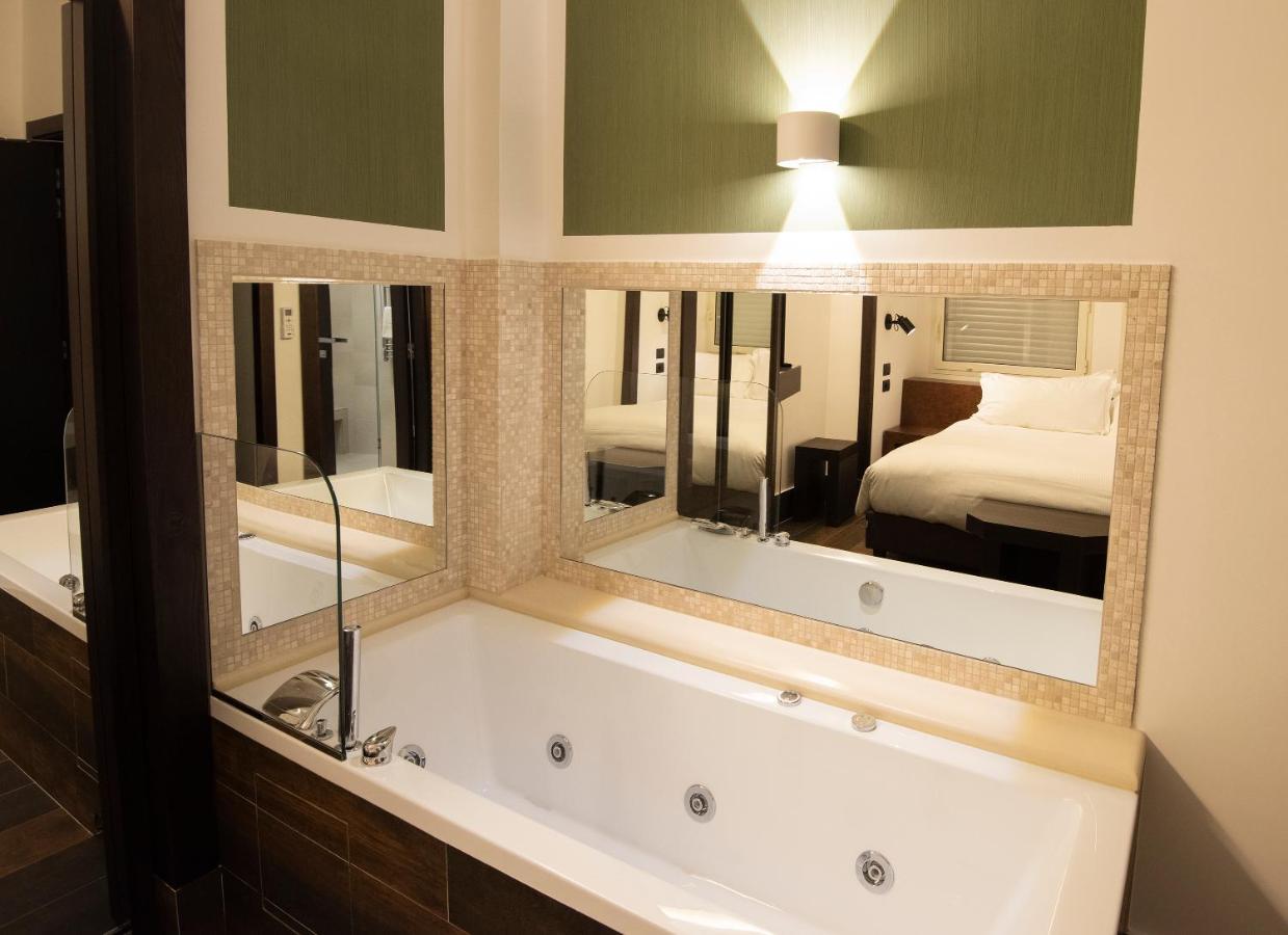 Double Room with Spa Bath,1076089198:JPEG