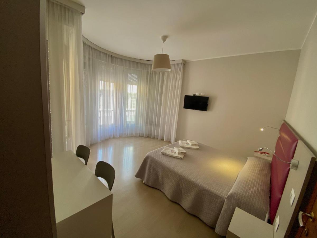 Camera Matrimoniale con Bagno in Comune - Edificio Separato
