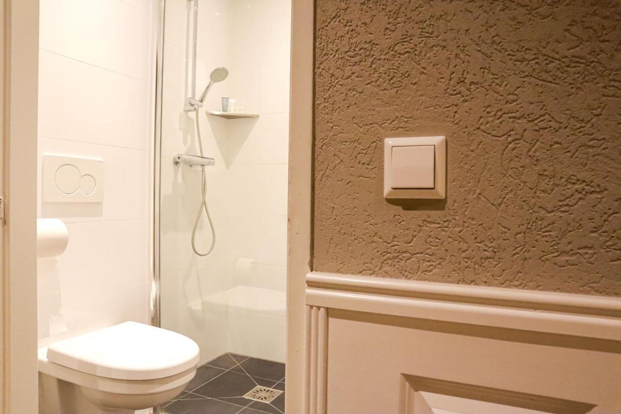 Camera Singola Budget con Bagno Privato nel Corridoio
