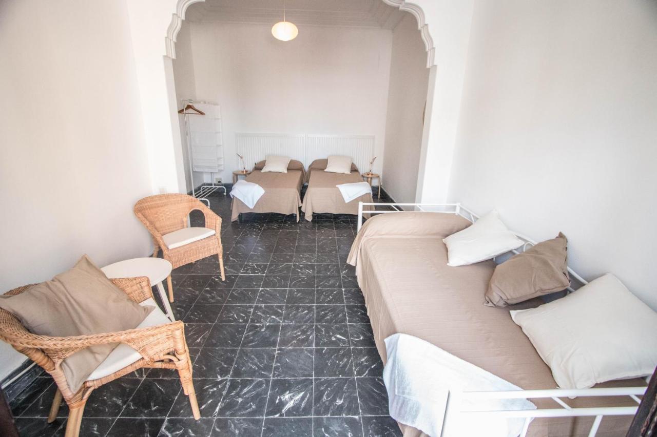 Camera Tripla con Balcone e Bagno in Comune