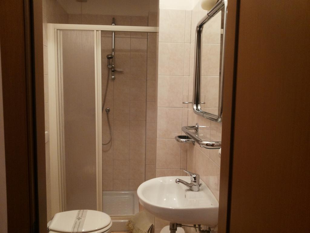 Single Room,109840179:JPEG