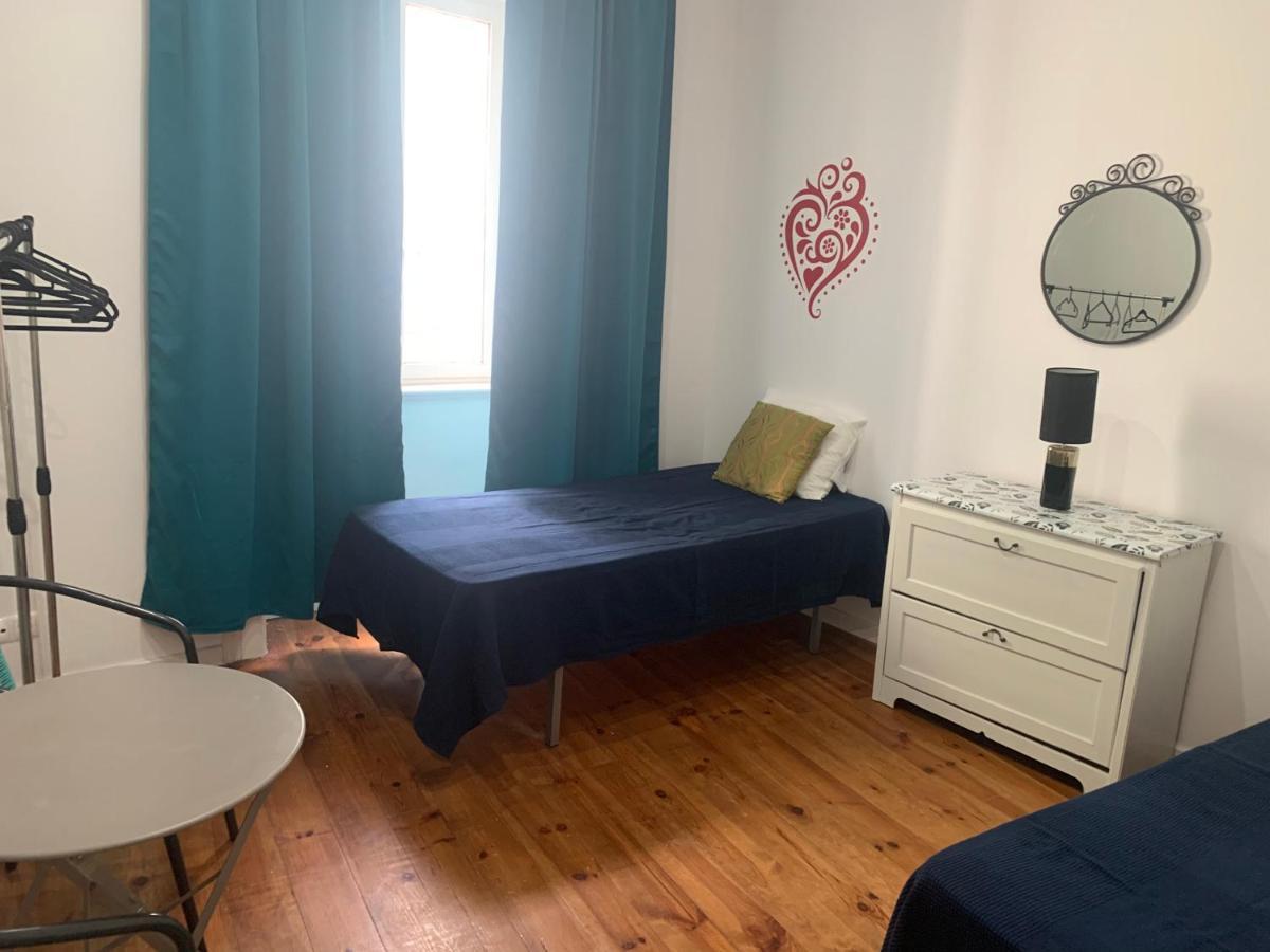 Camera Matrimoniale/Doppia con Letti Singoli con Bagno in Comune