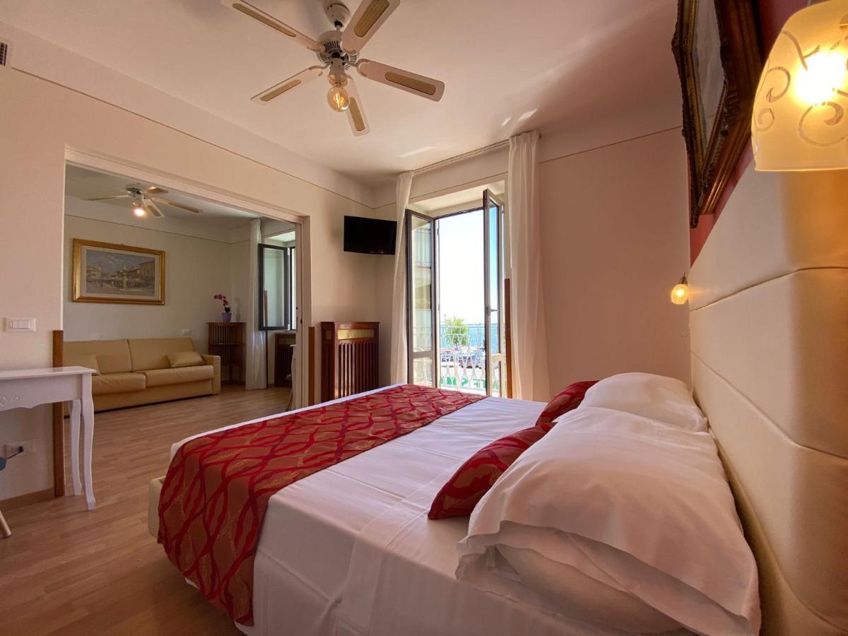 Suite with Balcony and Lake View,1129677123:JPEG