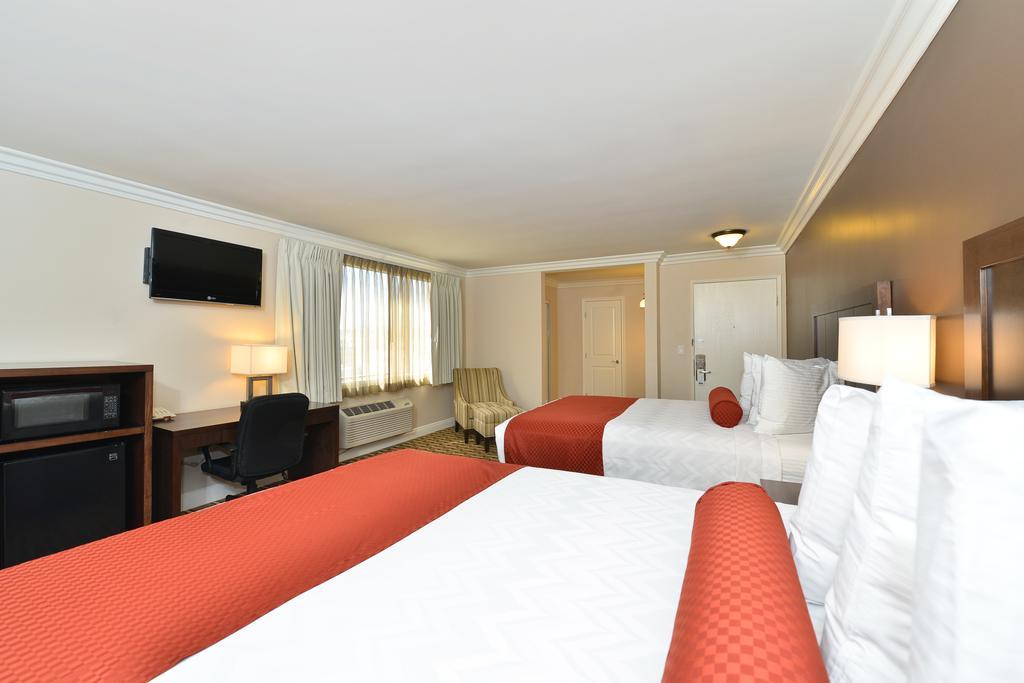 Queen Room with Two Queen Beds - Non-Smoking,682796505:JPEG