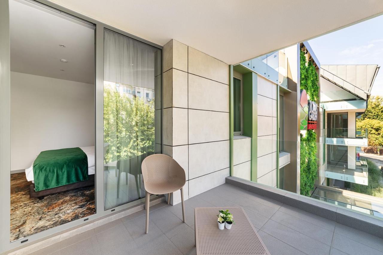 Monolocale Queen con Balcone e Angolo Cottura