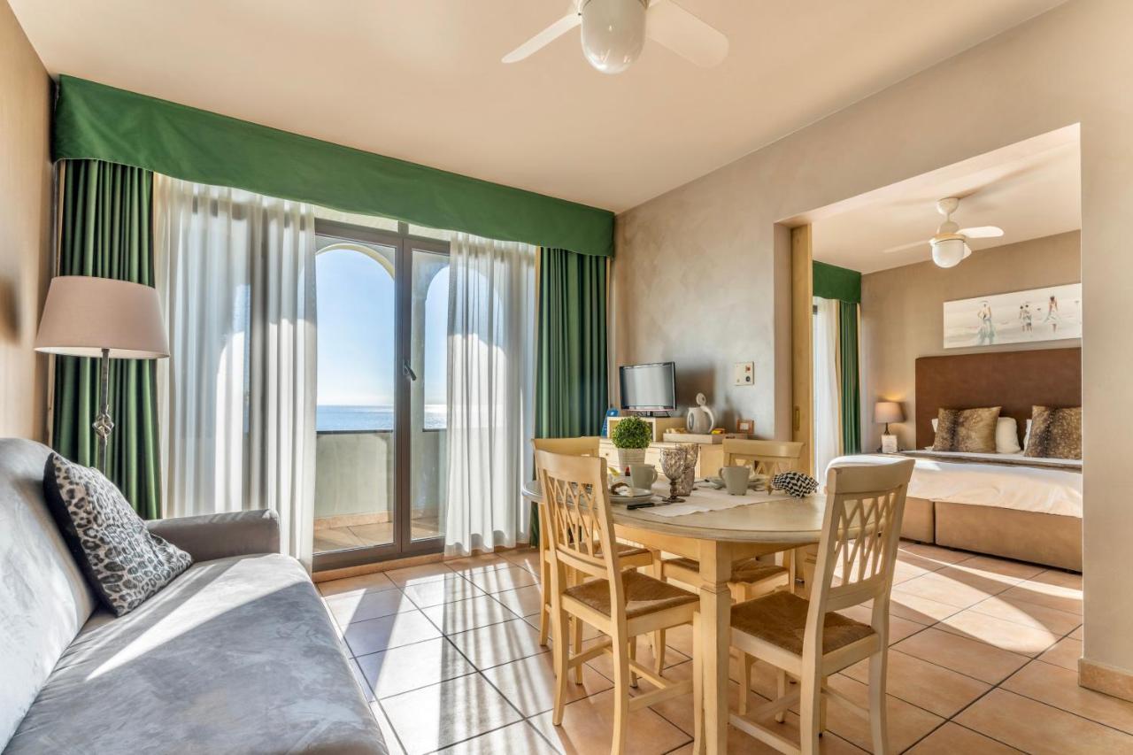 Two-Bedroom Apartment Balcony Terrace,1190570572:JPEG