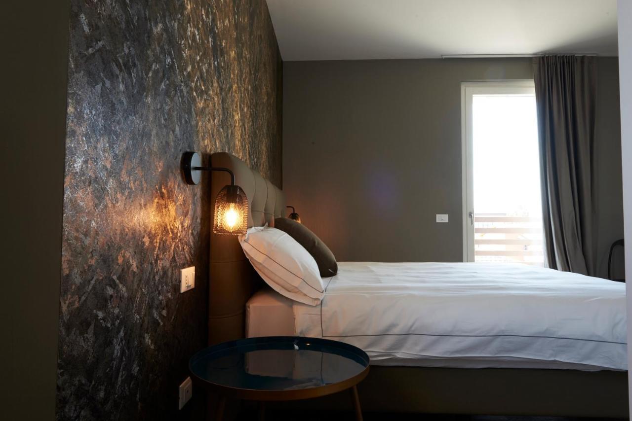 Deluxe King Room with Balcony,1255021546:JPEG