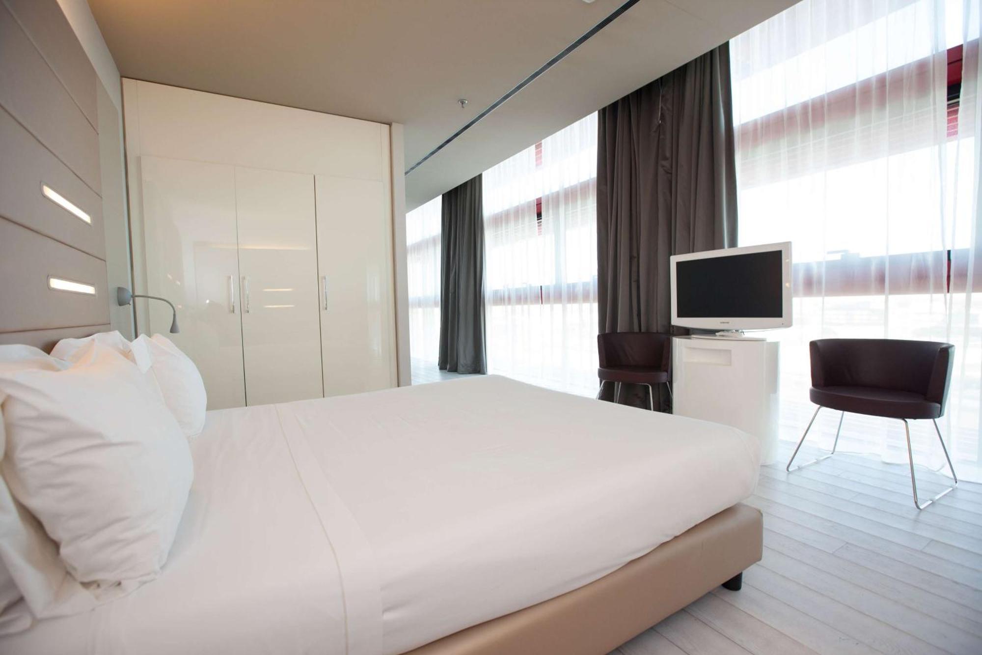 King Suite Queen Bed,1274534191:JPEG