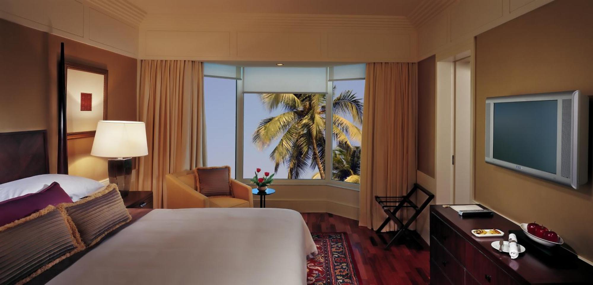 Premier Double or Twin Room Pool View 11 Happy hours are from 5pm to 7pm at 6 degrees on selected brands on a session of Spa