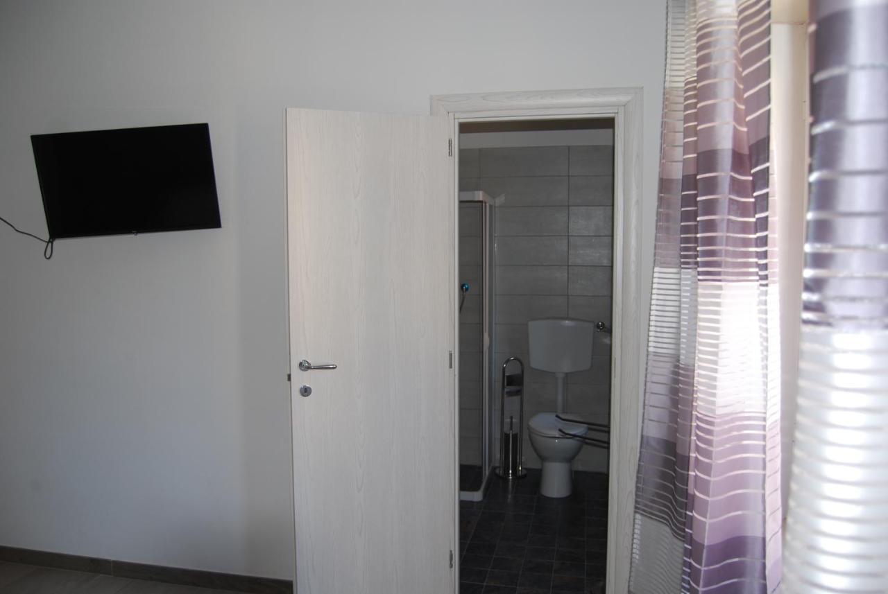 Large Double Room,1290769894:JPEG