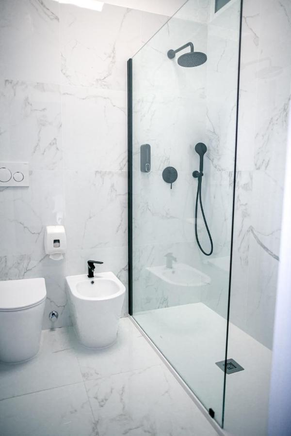 Camera Matrimoniale con Bagno Privato e Balcone