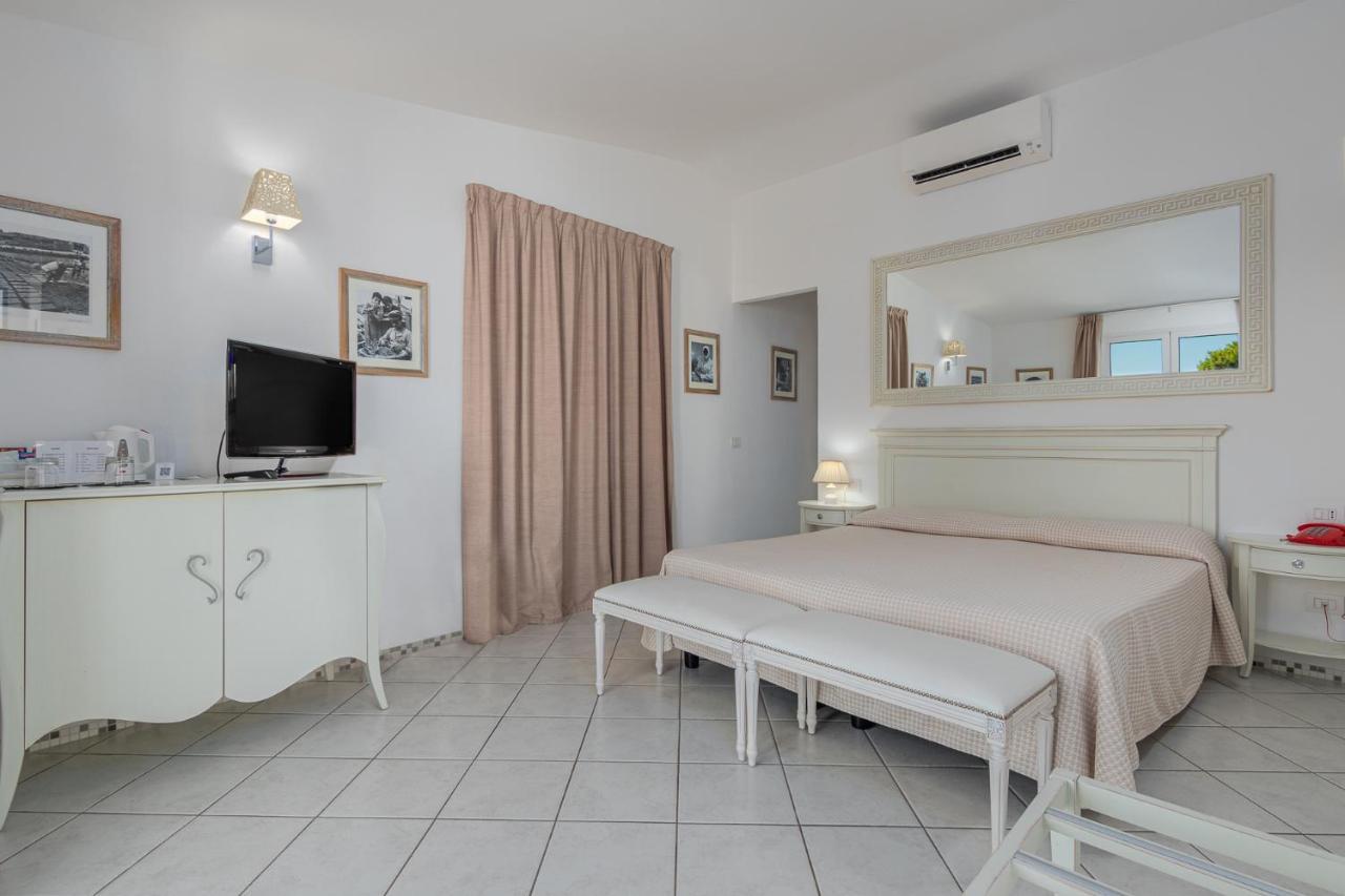 Deluxe Double or Twin Room with Sea View - Garden Sunbeds