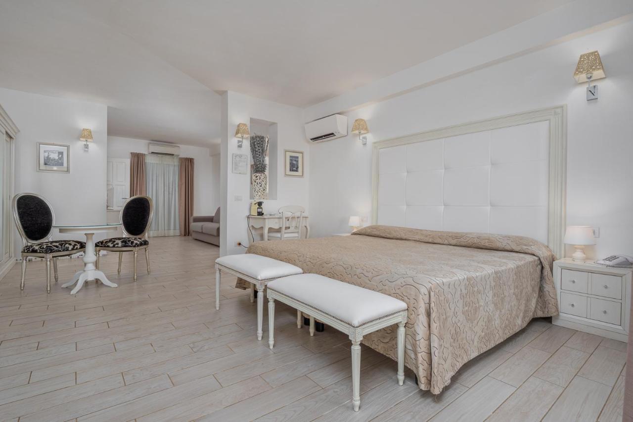Sand Suite with Sea View - Beach Sunbeds