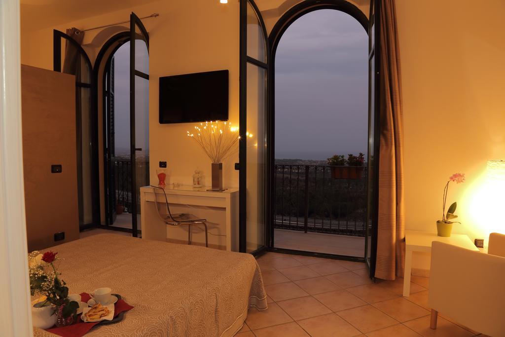 Camera Matrimoniale con Balcone e Vista Mare