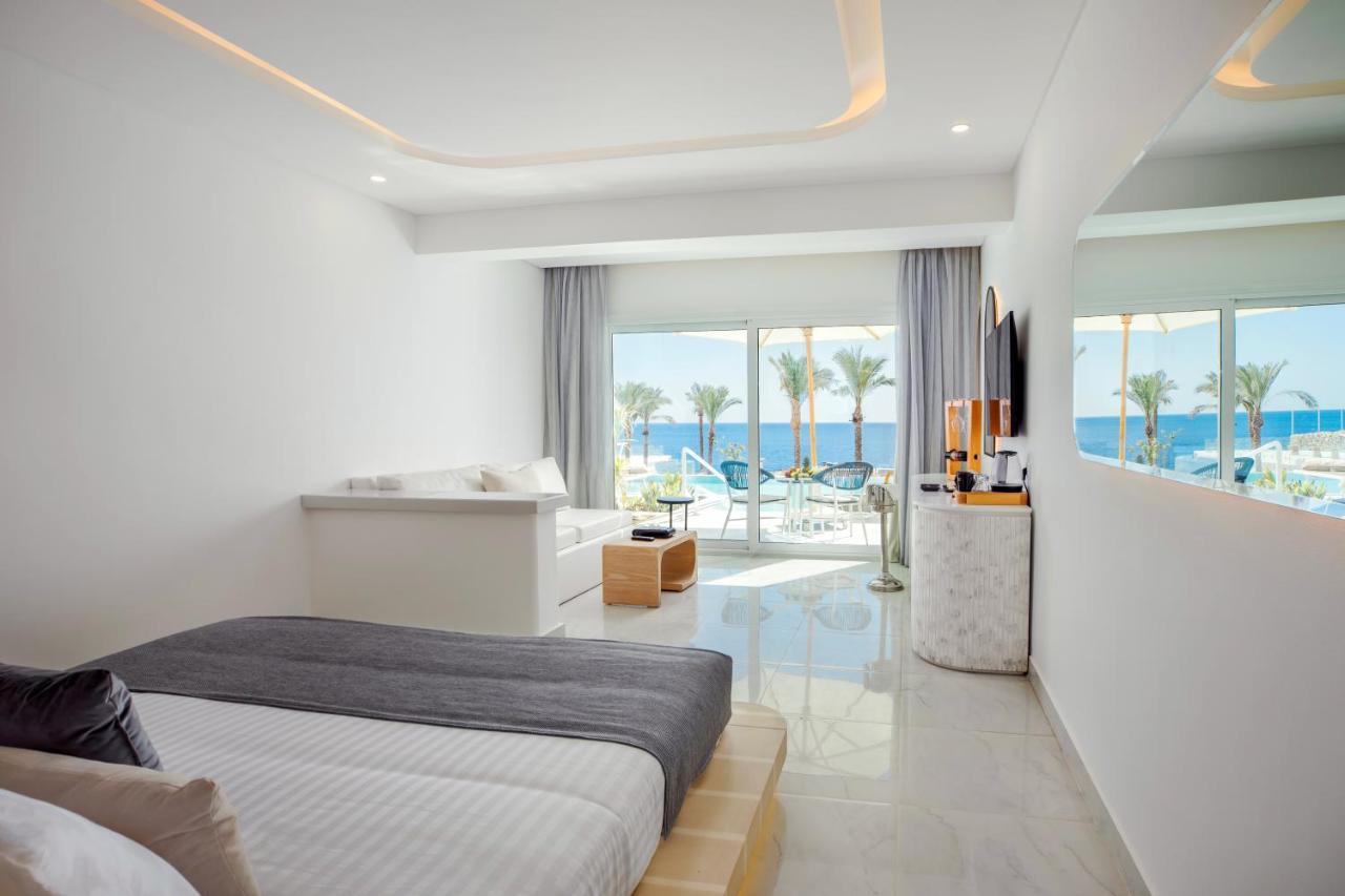 Junior Swim-up Suite-Posh Club