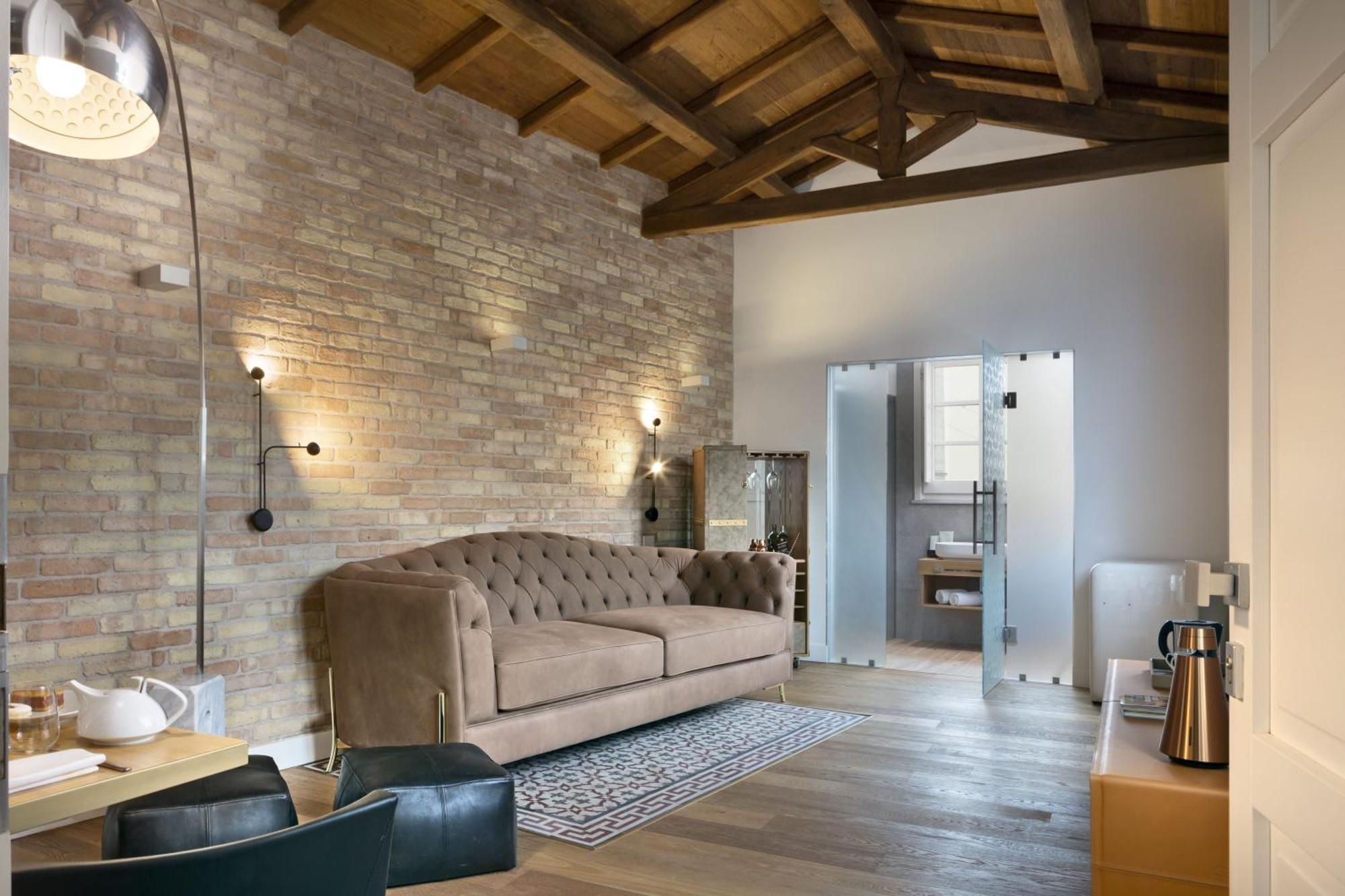 Executive Suite,1340700464:JPEG