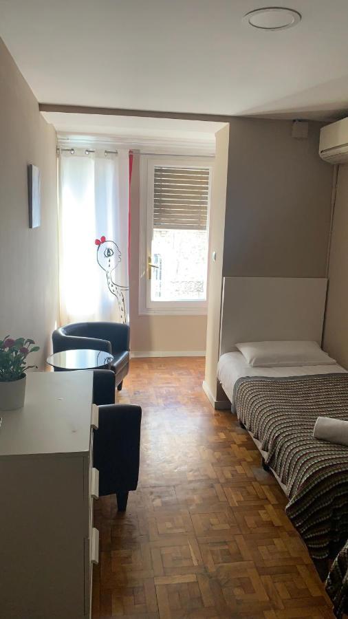 Camera Doppia con Letti Singoli e Bagno in Comune