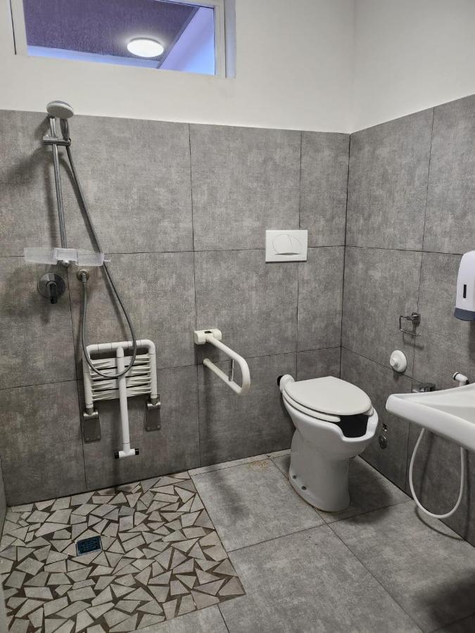 King Room Roll Shower Disability Access,1352434802:JPEG