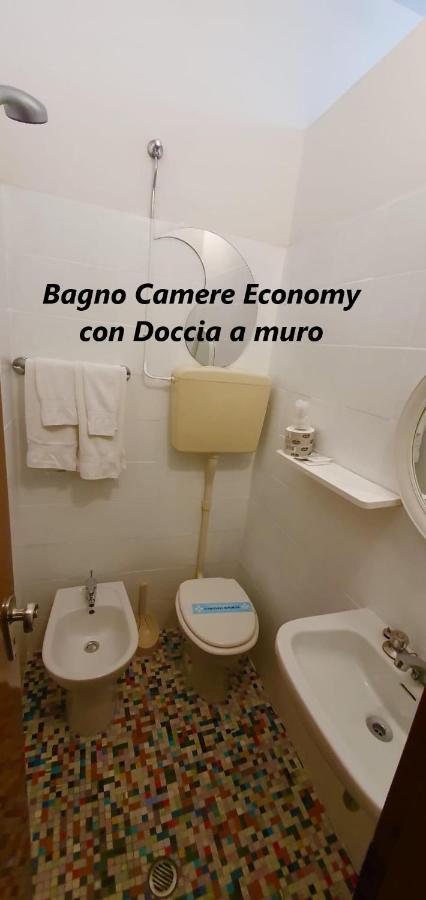 Camera Tripla Economy