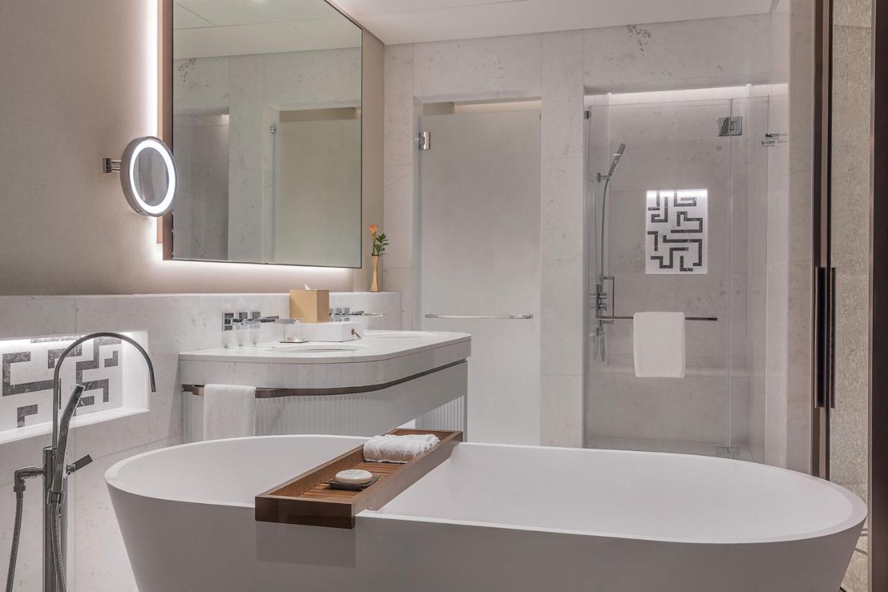 Camera Grand Deluxe Doppia con Letti Singoli, Vista Parziale sull’Oceano, Accesso alla Spiaggia KYMA, Servizio Maggiordomo Signature St. Regis