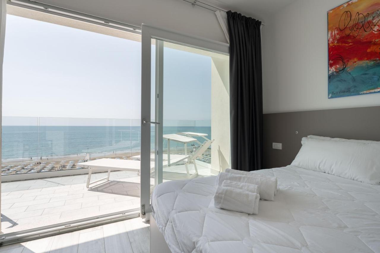 Deluxe Double Room with Front Sea View,1415912601:JPEG