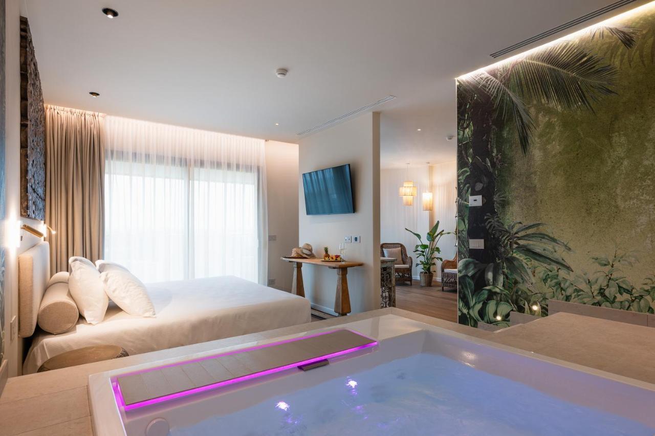 Suite with Hot Tub,1499238925:JPEG