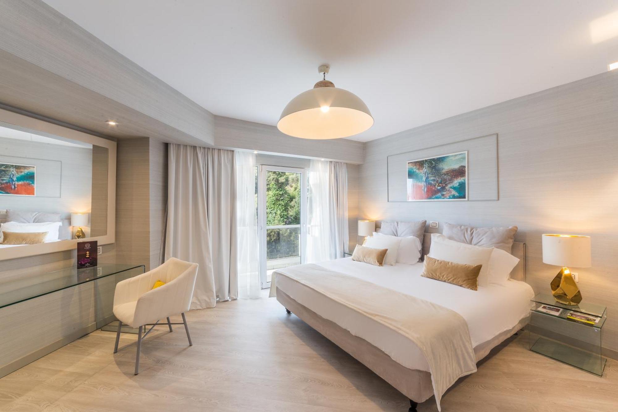 Signature Double with Private Balcony & Lycabettus/City View