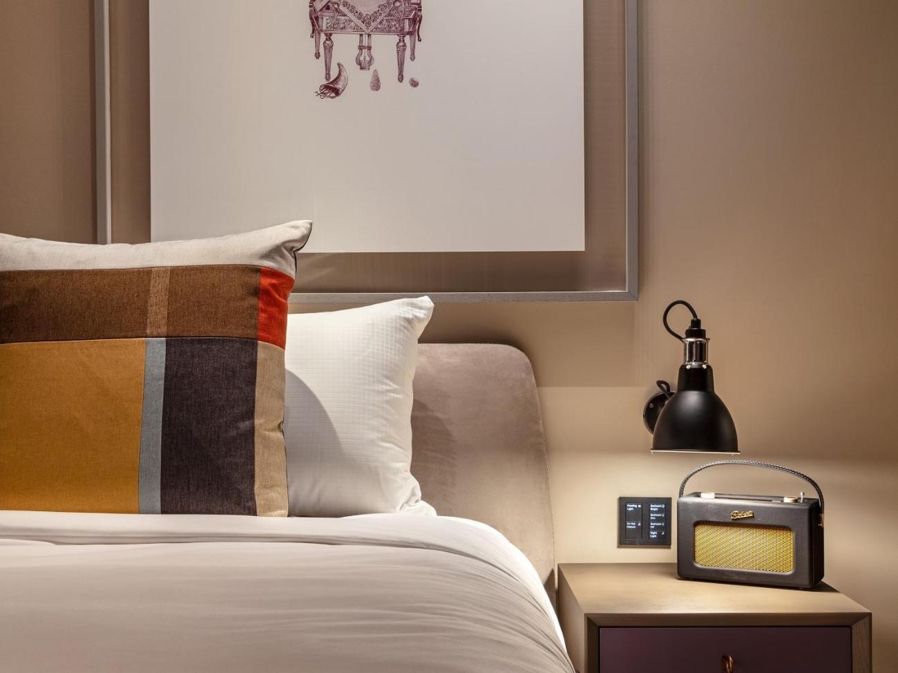 Deluxe King Room The Londoner Platinum