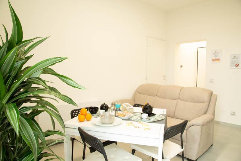 Single Room with Shared Bathroom,1463135122:JPEG