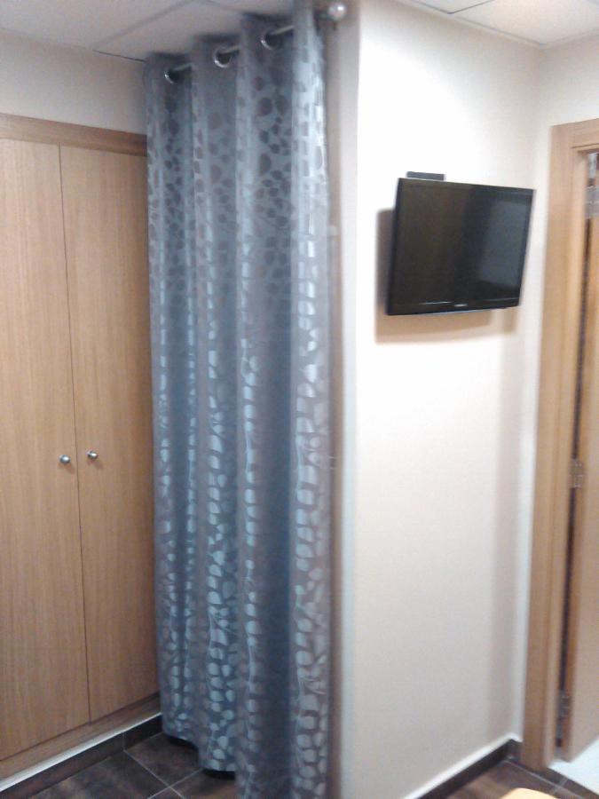 Single Room with Private Bathroom and no window