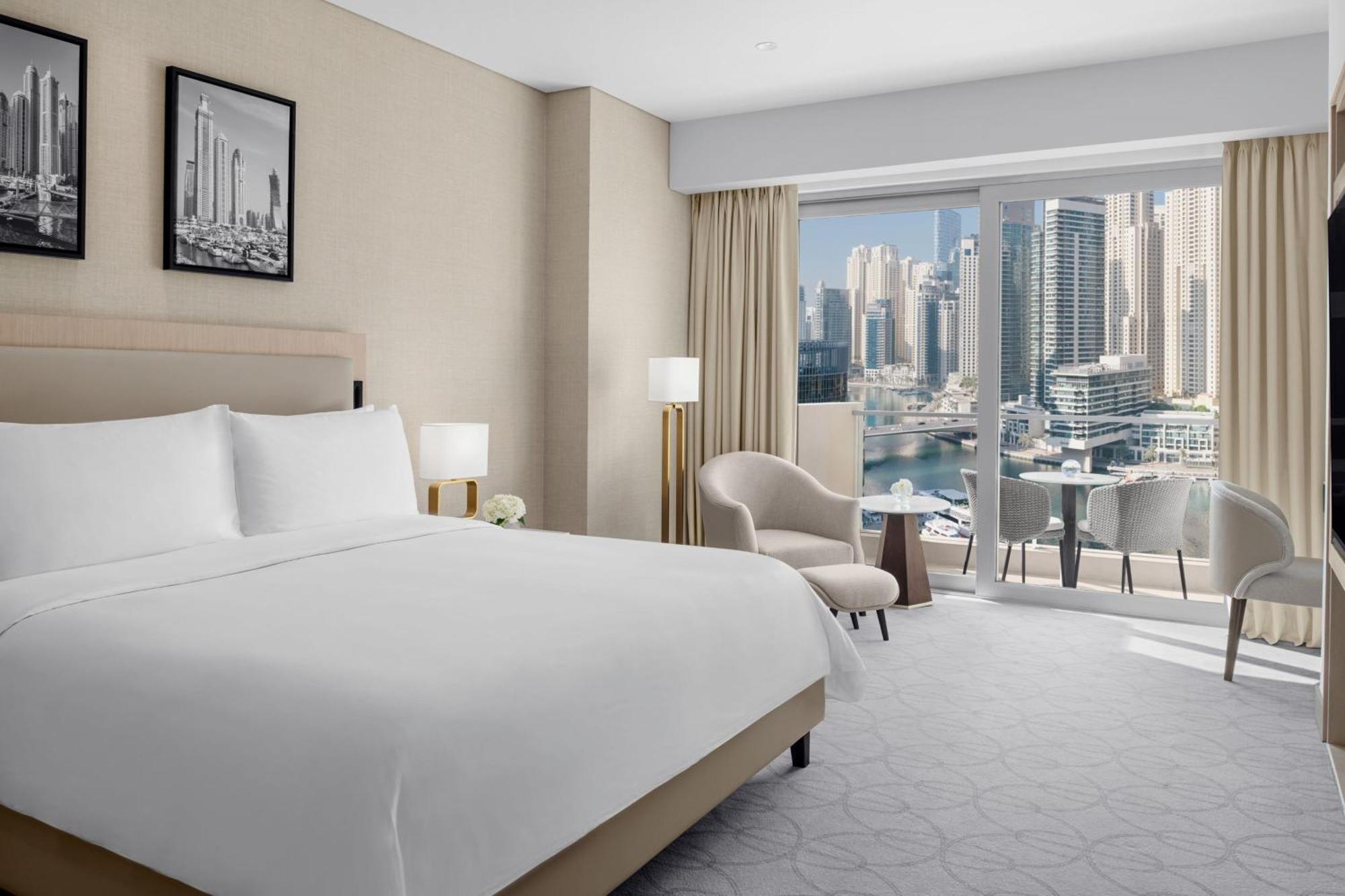 Camera Executive con Vista Marina, Letto King Size, Accesso al Club Lounge con Colazione, Pranzo e Cena, e Accesso Diretto al Dubai Marina Mall e al Marina Walk