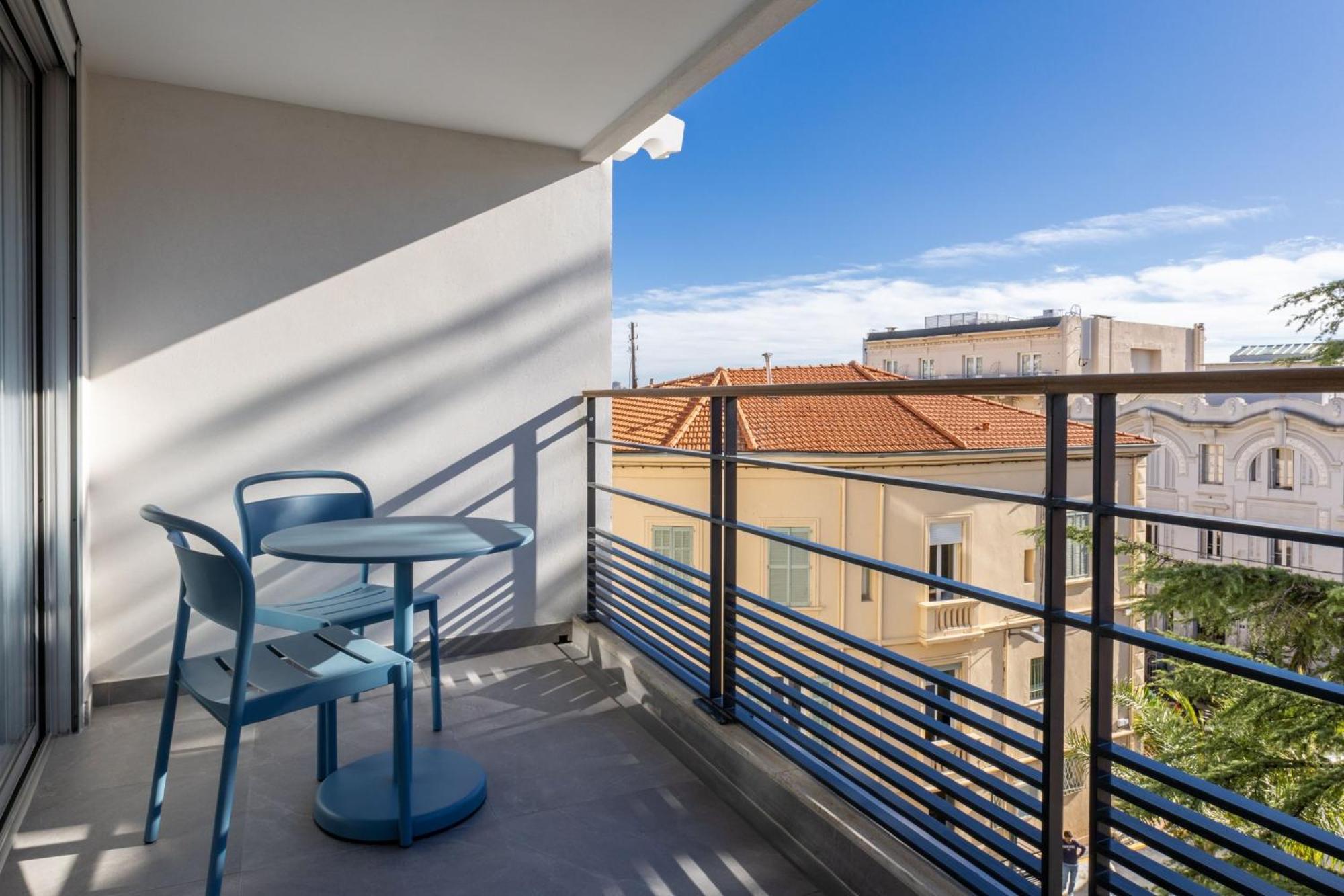 Suite Queen con 1 Camera da Letto e Balcone