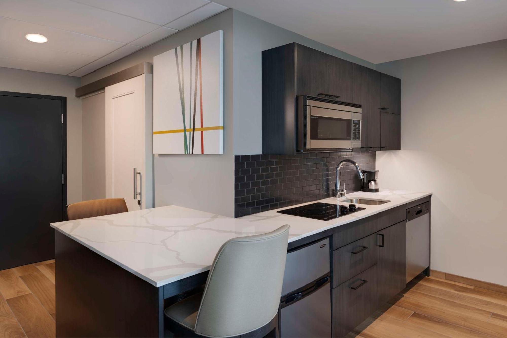 Studio Kitchen Suite (Interior Room) 
