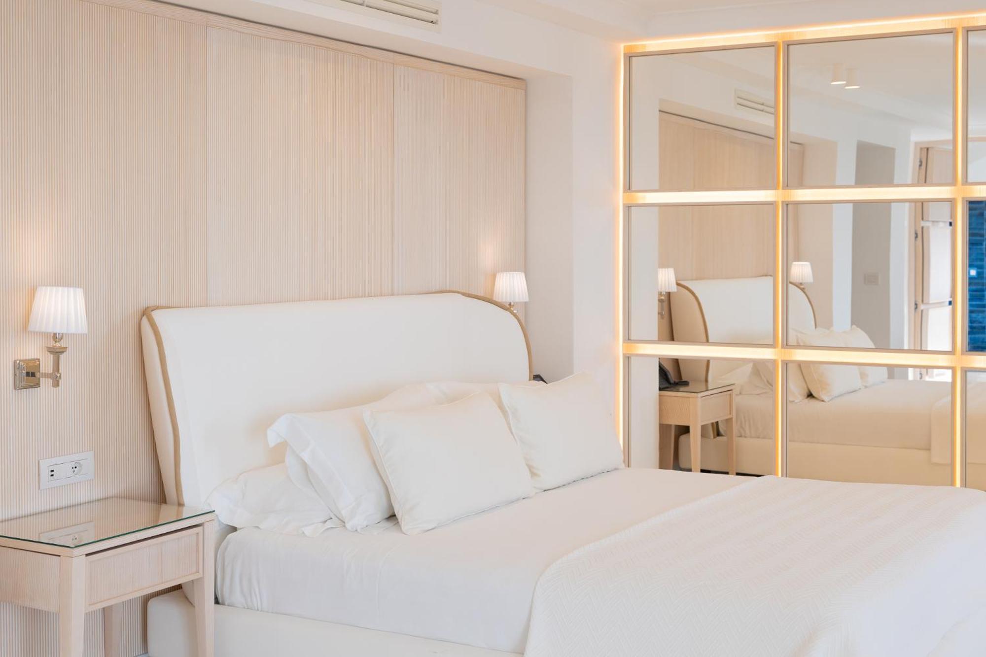 One-Bedroom Suite Sea View