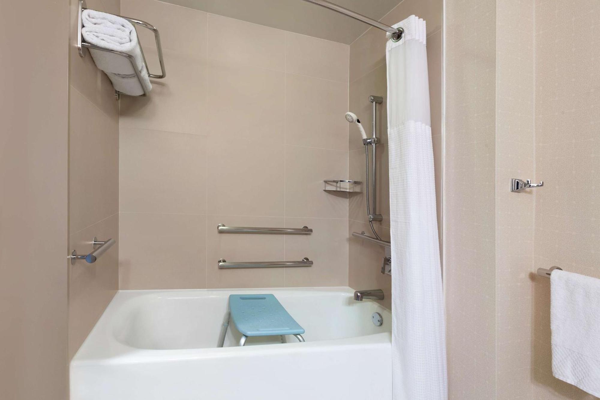 Camera King con Vista Città e Vasca da Bagno Accessibile a Ospiti con Mobilità Ridotta/Ipoudenti