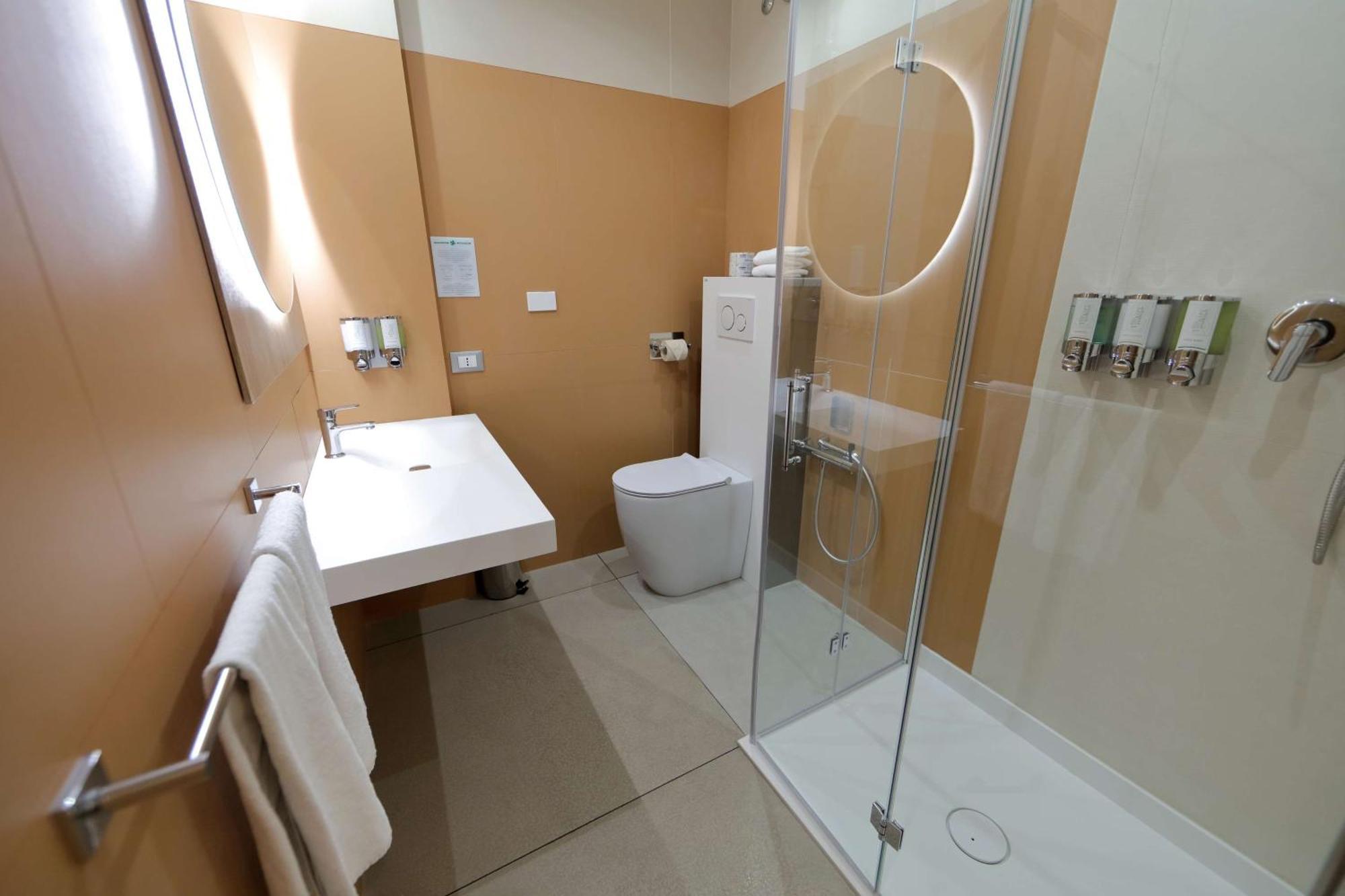 Queen Room Accessible