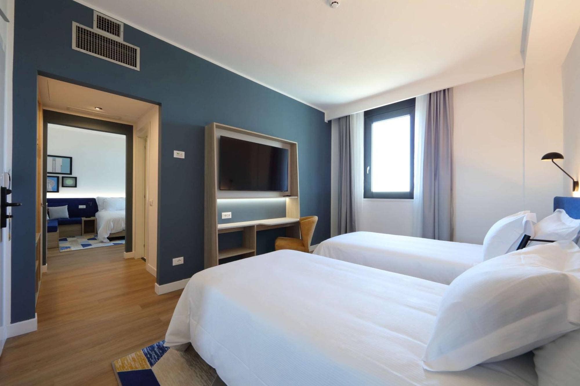 King Room One King Bed Two Twin Beds Balcony