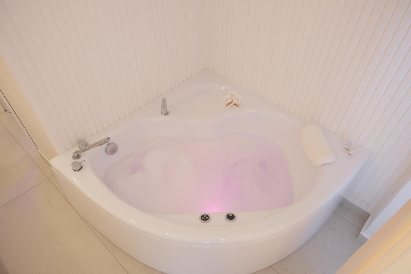 Deluxe Suite with Spa Bath,1570936418:JPEG