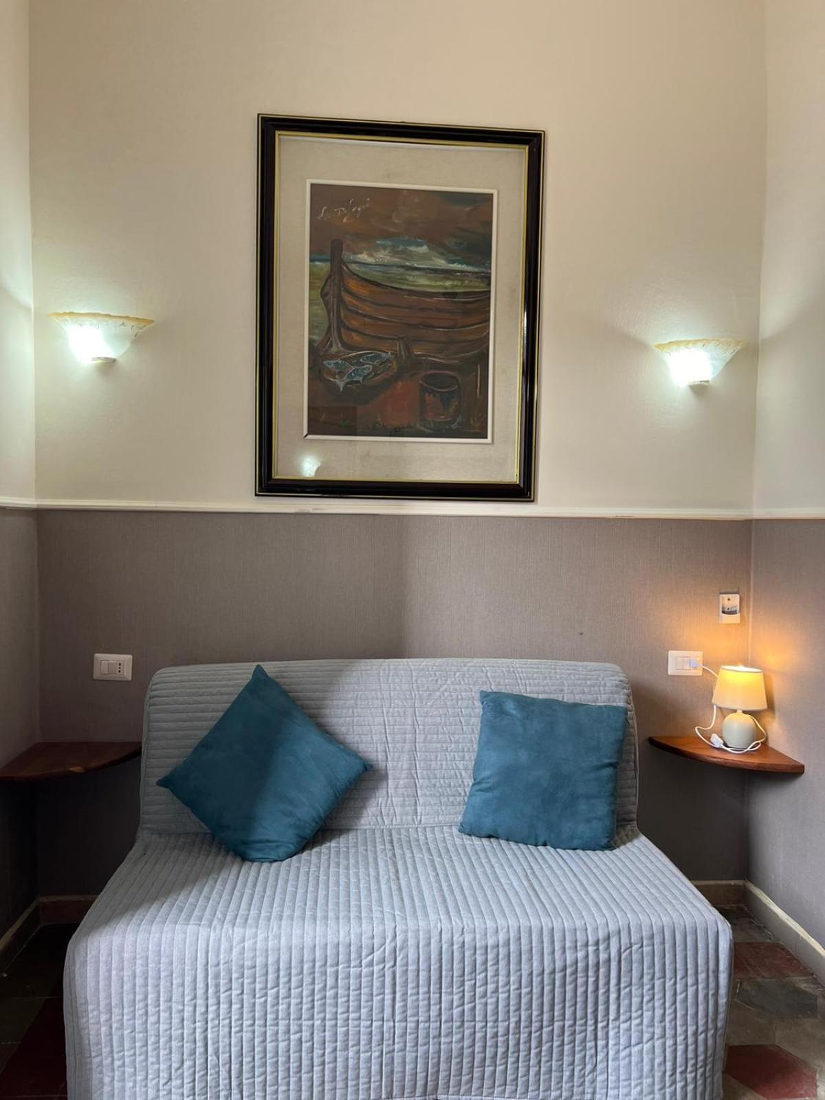 Family Room with Balcony,1571357342:JPEG