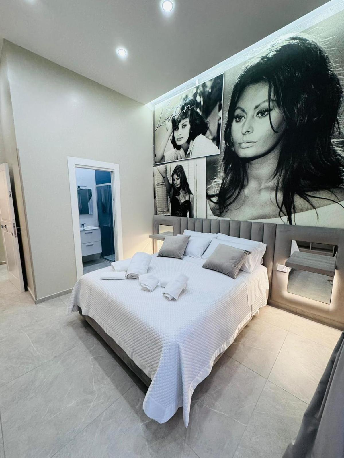 Queen Room,1587931477:JPEG