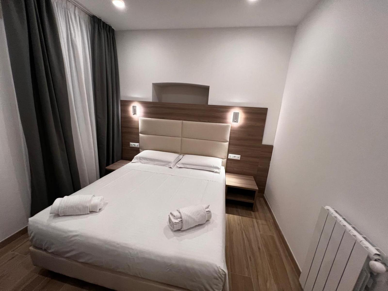 Deluxe Room,1585993614:JPEG
