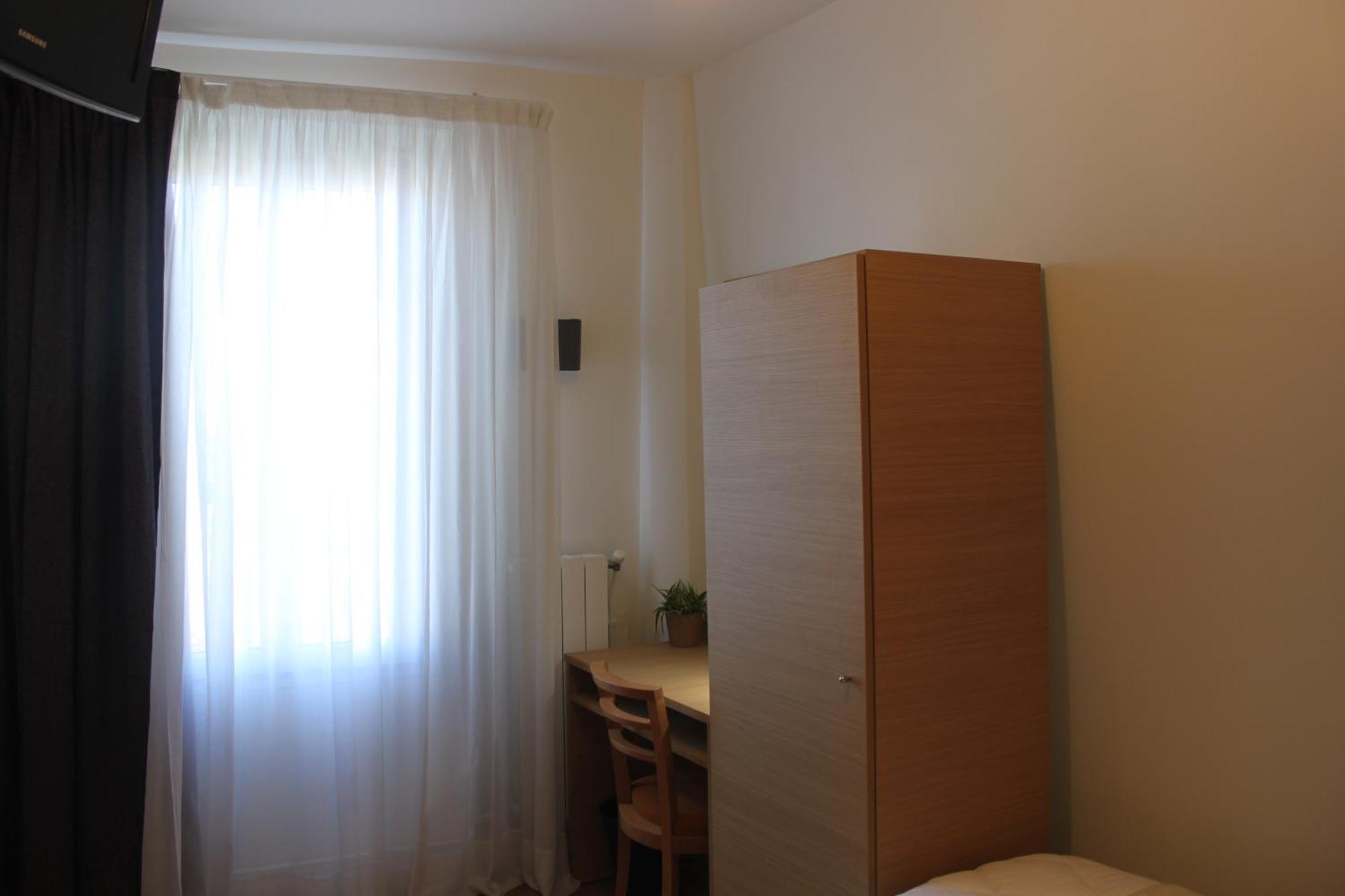 Camera Matrimoniale Standard con Bagno e Servizi Igienici in Comune