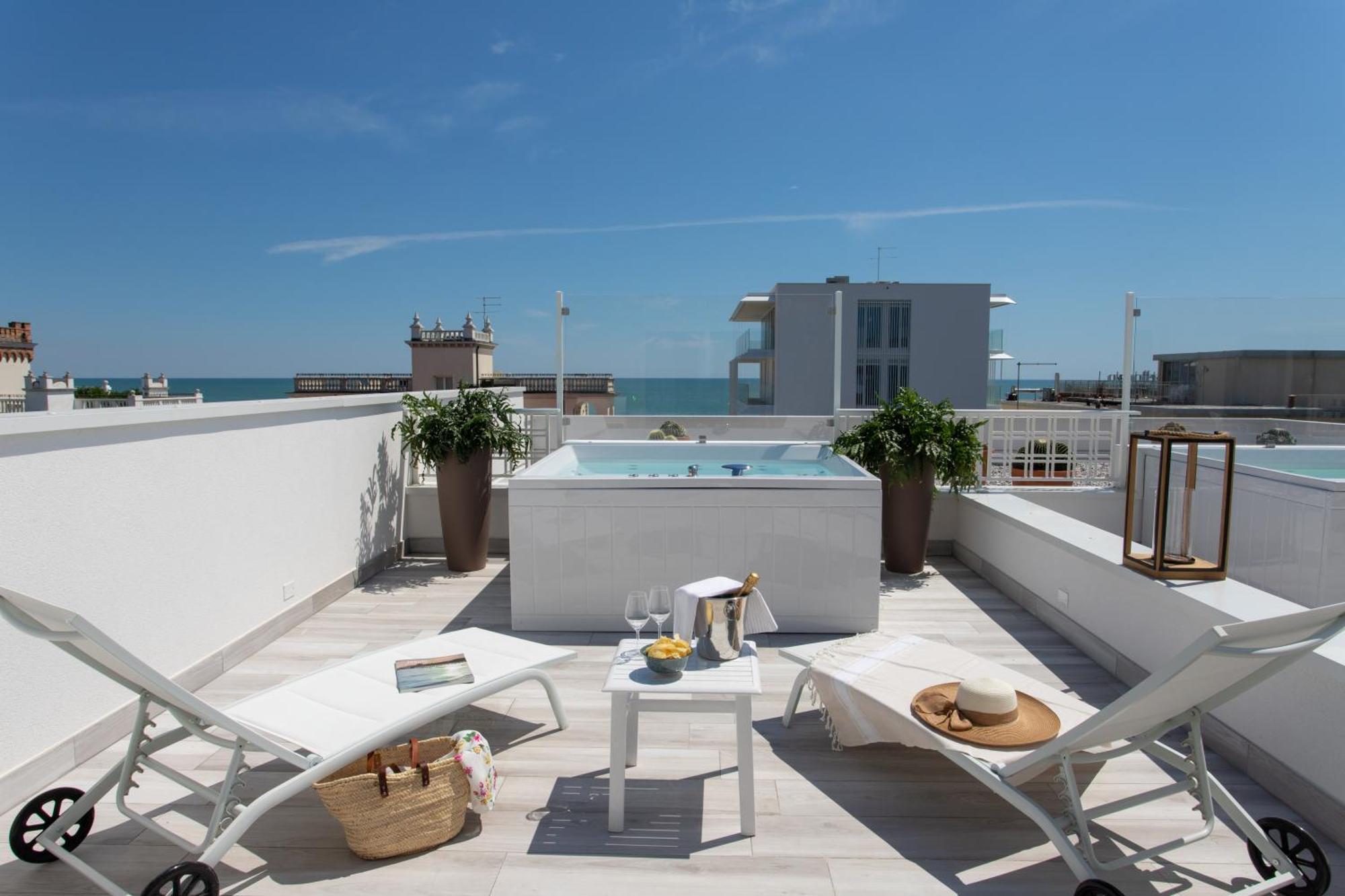 Camera Tripla Deluxe con Terrazza e Vasca Idromassaggio Esterna